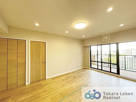 家族が自然と集まる、明るく開放感のあるリビング空間。大きな窓から差し込む陽光が室内をやさしく包み込み、毎日の暮らしに心地よい安らぎを与えてくれます。