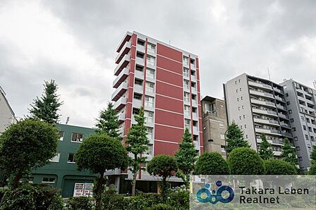 周囲の風景と美しく調和した外観は、主張しすぎず、それでいて印象に残る佇まい。住むほどに愛着が深まる、落ち着きあるデザインです。