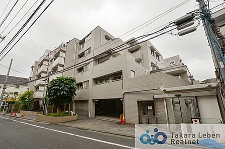 周囲の風景と美しく調和した外観は、主張しすぎず、それでいて印象に残る佇まい。住むほどに愛着が深まる、落ち着きあるデザインです。