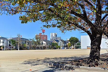 千住スポーツ公園 徒歩13分。 990m