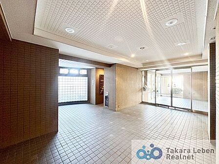 マンションエントランスです。落ち着いた温かみのある色調で、住む人をやさしく迎えてくれます。