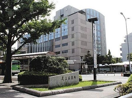 足立区役所 徒歩11分。 880m
