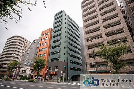 陽光を浴び照らされた美しい煌めきのフォルムが、周りの風景に馴染みながらも存在感を際立たせております。もちろん、その中にもどこか優しさを感じさせるカラーを採用し、住まう人を優しく包み込みます。