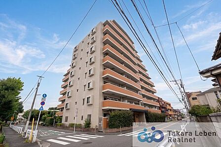 周辺にはスーパー・コンビニ等のお買い物施設が揃っており、生活便利な環境です。また、「足立区鹿浜第一小学校」まで徒歩1分のため、お子様を身近に感じられる環境です。