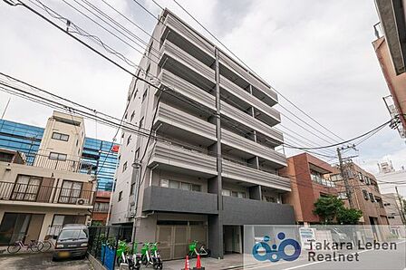 陽光を浴び照らされた美しい煌めきのフォルムが、周りの風景に馴染みながらも存在感を際立たせております。もちろん、その中にもどこか優しさを感じさせるカラーを採用し、住まう人を優しく包み込みます。