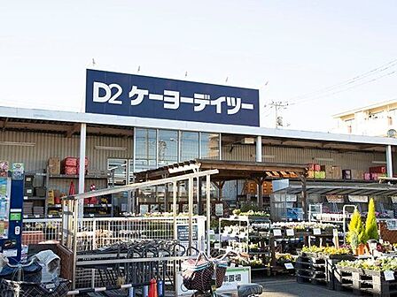 ケーヨーデイツー鹿浜店 徒歩17分。 1300m
