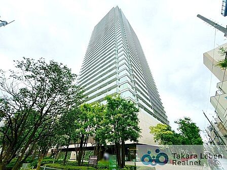 周囲の景観と美しく溶け合いながら、凛とした表情を見せる外観デザイン。落ち着きと品格を兼ね備え、日常を心地よく迎え入れてくれる住まいです。
