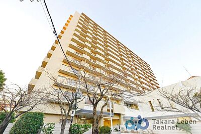 外観：東京メトロ千代田線「綾瀬」駅から徒歩約3分の好立地。総戸数259戸・14階建の大規模マンション。商業施設や教育施設が徒歩圏内に揃う利便性の高いエリアです。