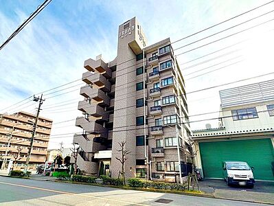 外観：東武伊勢崎線「竹ノ塚」駅まで徒歩22分の立地に佇む7階建てマンション。目の前に商業施設があり、お買い物に便利な立地。大切なペットとお過ごしいただけます(細則有)