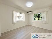 2階約7帖の洋室。広々とした室内は窓からお部屋の隅々まで暖かな採光と、心地の良い通風が得られます。