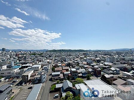住戸からの眺望。前面に高い建物がなく、遠くまで見通せる眺望が魅力です。また、陽当たり・通風も良好です。