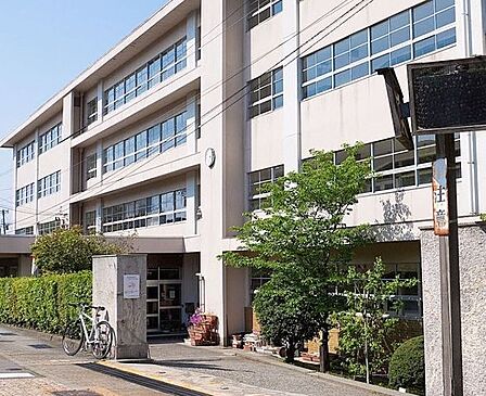 金沢市立兼六小学校 徒歩11分。 810m
