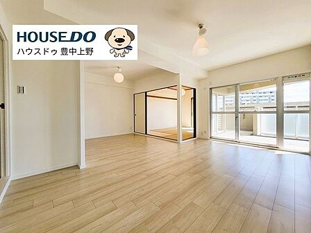 2024年4月に室内リフォーム済みで、清潔な状態です。約12帖のLDKに続く南向きバルコニーがあり、日当たりが良好で明るい空間です。