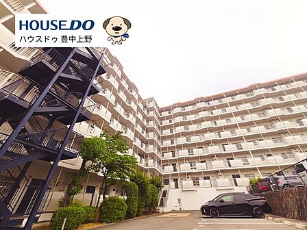 ロマンチック街道沿いに位置するマンションです♪小中学校徒歩10分圏内でお子様がいるご家庭も安心♪周辺にはスーパーや公園、図書館などが揃っています!
