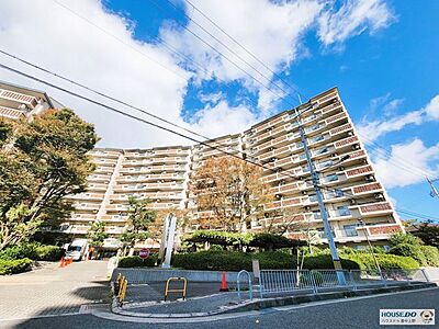 外観：大阪府住宅供給公社分譲の物件です。千里川沿いの緑豊かな住環境で、自然を身近に感じながら暮らせます。