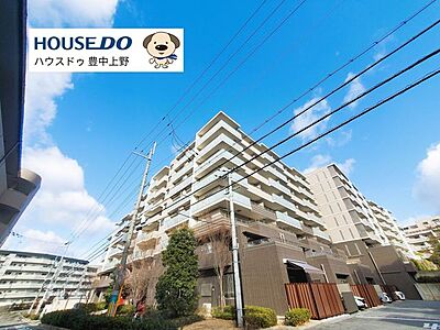 外観：大阪モノレール「少路」駅まで徒歩約7分の好立地！オール電化マンションです♪共用施設も充実していて、宅配ボックスやオートロックも完備されています。ご家族で安心してお住まいいただけるマンションです♪