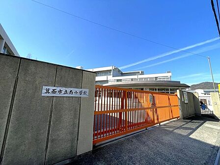 箕面市立南小学校 720m