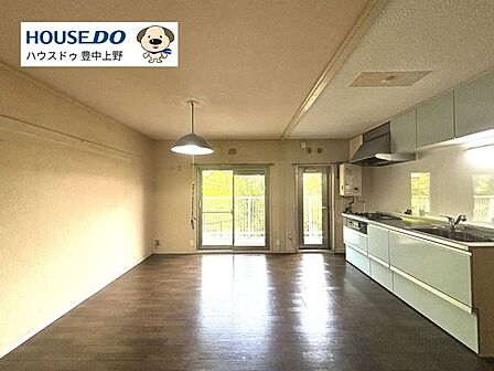 【LDK】リフォームベースでの販売となります。リフォームのご相談も大歓迎♪明るく開放的なLDKで広い壁面は、家具の配置も自由自在です。
