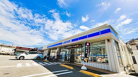 ローソン 豊中上野東一丁目店 180m