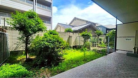 【専用庭】約25.5m2の広々とした専用庭は南東向きで明るく、ガーデニングや子どもの遊び場にも使えるゆとりのあるスペースです。