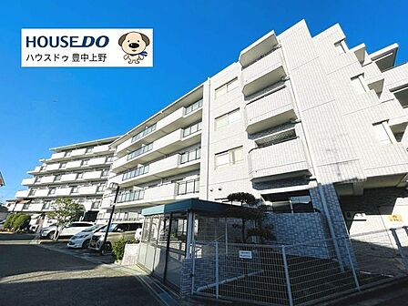 整った外観フォルムが魅力。周辺の静かな街並みに調和し、住み心地の良さを感じられるマンションです。