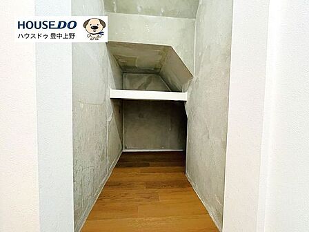 階段下を利用した大容量の収納スペース!日常使いしない大型の物や掃除機など余裕をもって収納いただけます!