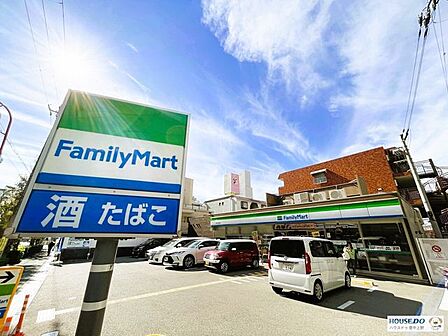 ファミリーマート緑地公園駅西店 910m