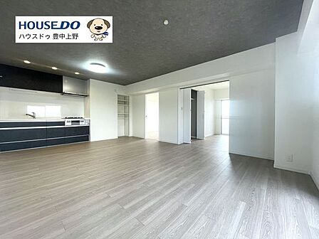 【LDK】約11.5帖とは思えない広がりを感じるLDK。光が差し込み、居心地の良さが際立つ一室です。