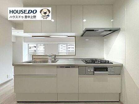 【食洗機付&収納豊富】新規交換されたシステムキッチン♪人気の対面式で、リビングのご家族とお話ししながらの調理が可能です♪