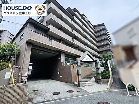 緑豊かで閑静な住宅地に位置するマンションです。エントランスにはモニター付きオートロックが設置されており、セキュリティー面も安心。徒歩10分前後の距離に小学校・スーパー・公園・図書館が揃っています。