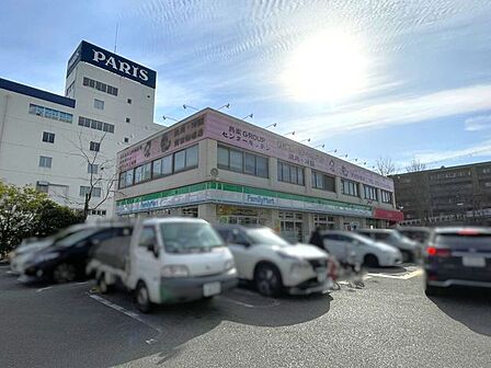 ファミリーマート 箕面船場店 240m