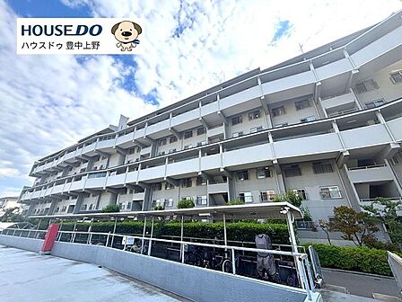 緑豊かな住環境に囲まれた大規模団地。教育施設やスーパー、公園が徒歩圏に揃い、子育て世帯にも暮らしやすい住環境が魅力です。