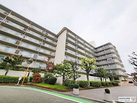 3沿線利用可能で通勤・通学に便利な立地が魅力です。小学校や公園が近く、小さなお子様のいるご家庭も安心して暮らせる環境です。