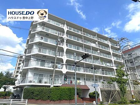 神崎刀根山線沿いに位置するマンションです!生活利便施設が徒歩圏内に充実しており、西側には兎川が流れる自然と利便が調和する立地です!