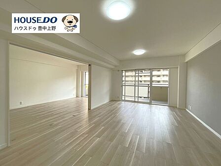 【LDK】洋室とひと続きにできるLDK♪南東向きのバルコニーから朝日が差し込み、朝から気持ちよくお過ごしいただけます。