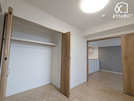 子供部屋にオススメな4.8帖洋室の様子。大きめのクローゼットが付いているため、お子様の勉強道具・衣類等も便利に収納可能です。