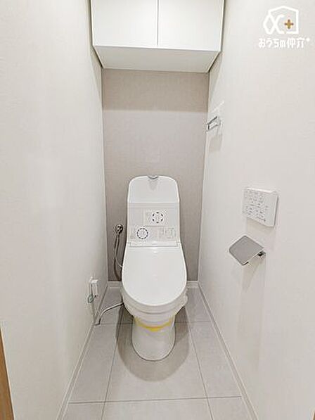 ～Toilet～毎日使う場所だからこそ、お手入れやお掃除が簡単なシンプルなデザインを採用しました。壁面に棚がございますのですっきり収納させることができます。