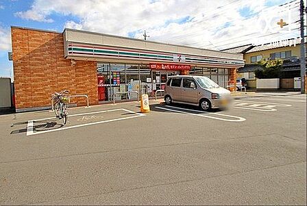 セブンイレブン西東京南町3丁目店 徒歩8分。24時間営業なので急なお買い物にも便利です。お弁当やホットスナック、カフェなど飲み物も販売しています。駐車場：あり 580m