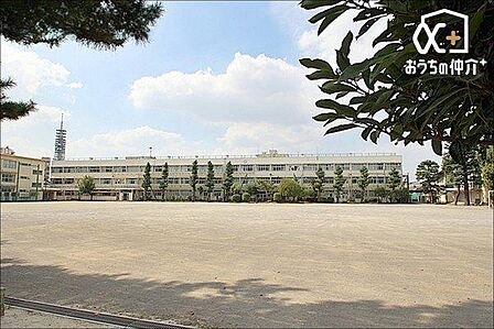 西東京市立田無第三中学校 徒歩13分。昭和37年開校。生徒数390人(令和4年時点) 自治意識を重んじ、自主精神に満ちた人間の育成を目指した目標を掲げている 990m