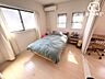 子供部屋：窓が多く明るいお部屋です。朝も気持ちよく起きることができそうですね。