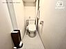 トイレ：毎日使う場所だからこそ、お手入れやお掃除が簡単なシンプルなデザインを採用しました。壁面に棚がございますのですっきり収納させることができます。