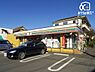 周辺：徒歩9分。【セブンイレブン宮寺店】営業時間24時間。車椅子対応の駐車場。お支払い：クレジット カード。 710m