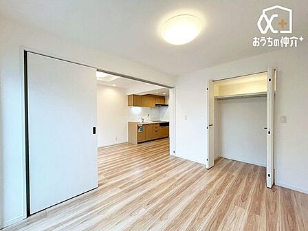 陽ざし差し込む明るくシンプルなお部屋です！窓を開け放ち、空気の入替もスムーズに行えそうですね！フローリングのお部屋で快適な暮らしをスタートしましょう。