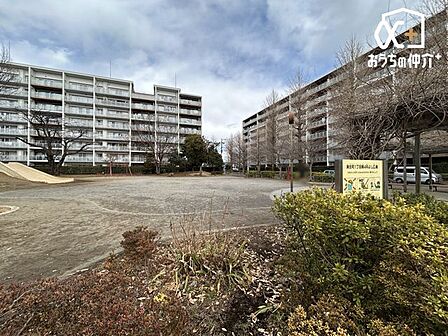 美住町1丁目第4仲よし広場 徒歩6分。ベンチ・藤棚・遊具（ブランコ・すべり台・鉄棒・ジャングルジム・ネットクライム・足つぼウォーク・パラレルハンガー・木製ステップ）・水飲場 430m