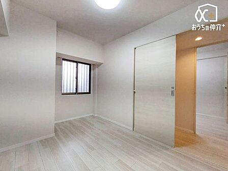 ~Room~洋室はナチュラルなフローリングと落ち着いた色の壁だから、インテリアを考えるのがとても楽しいですね!