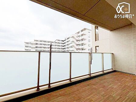 ~Balcony~洗濯物をや布団を干したりでき、太陽の光をたっぷり浴びたら気持ちよく乾きますね。子供の遊び場にしたり、庭のような用途で使用もできます。