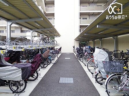 ■駐輪場屋根付きで雨から自転車を守ります。