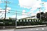 周辺：新座市立栄小学校 徒歩7分。児童数325人 埼玉県花さくら草の花のなかに新座市章を形どり、「栄」の文字を中央において、栄小学校を表現したもの。 560m