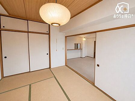 リビングに隣接した6帖和室。床の間付きで落ち着きがあり、客間やくつろぎ空間としても活躍します。和の趣を感じられる整った空間です。※AI画像生成による空室状態をイメージした写真です。