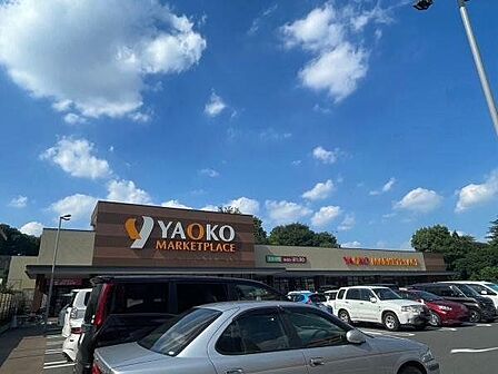 ヤオコー所沢有楽町店 徒歩5分。駐車場も多く、近くにはサイゼリアやマツモトキヨシがあるなど利便性も高いです。 400m